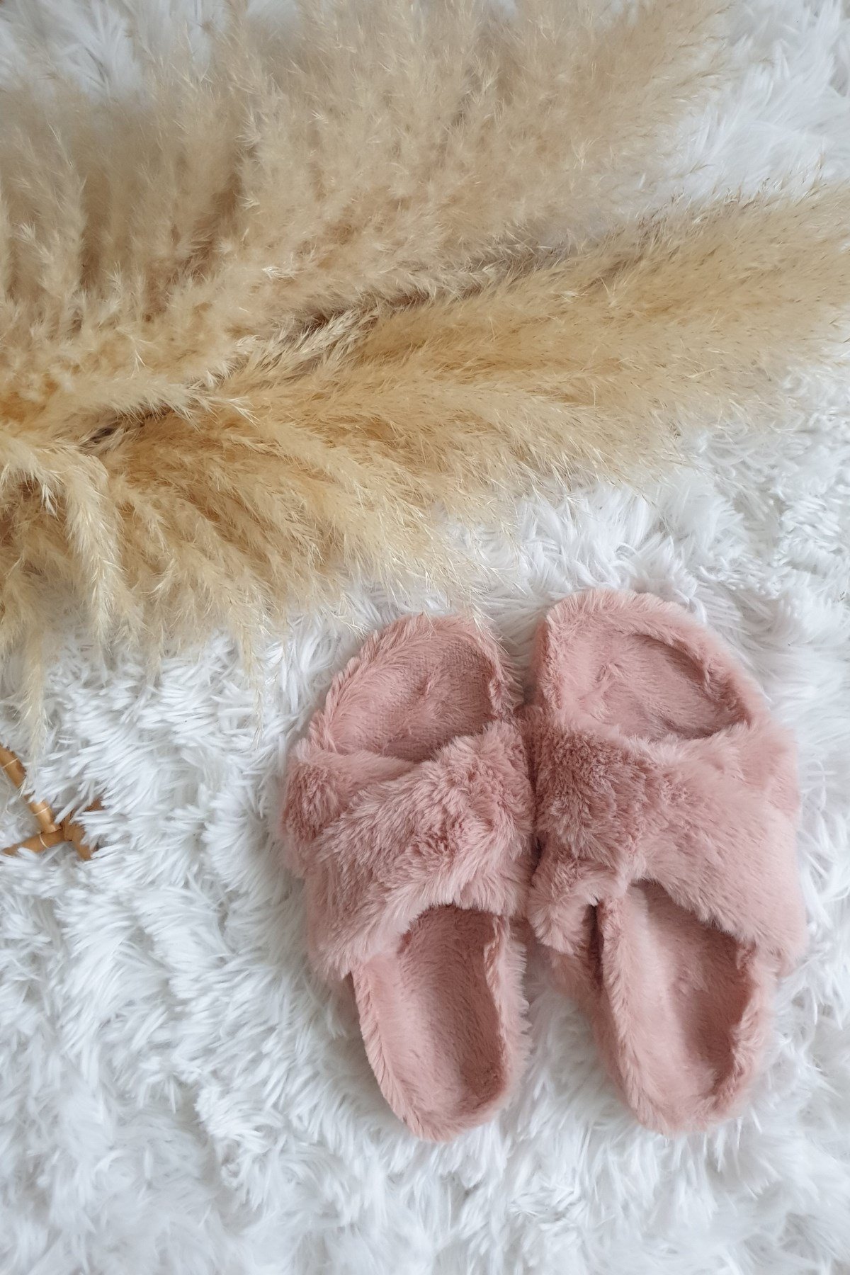 Çapraz Bantlı Tüylü Ev Terliği Pembe