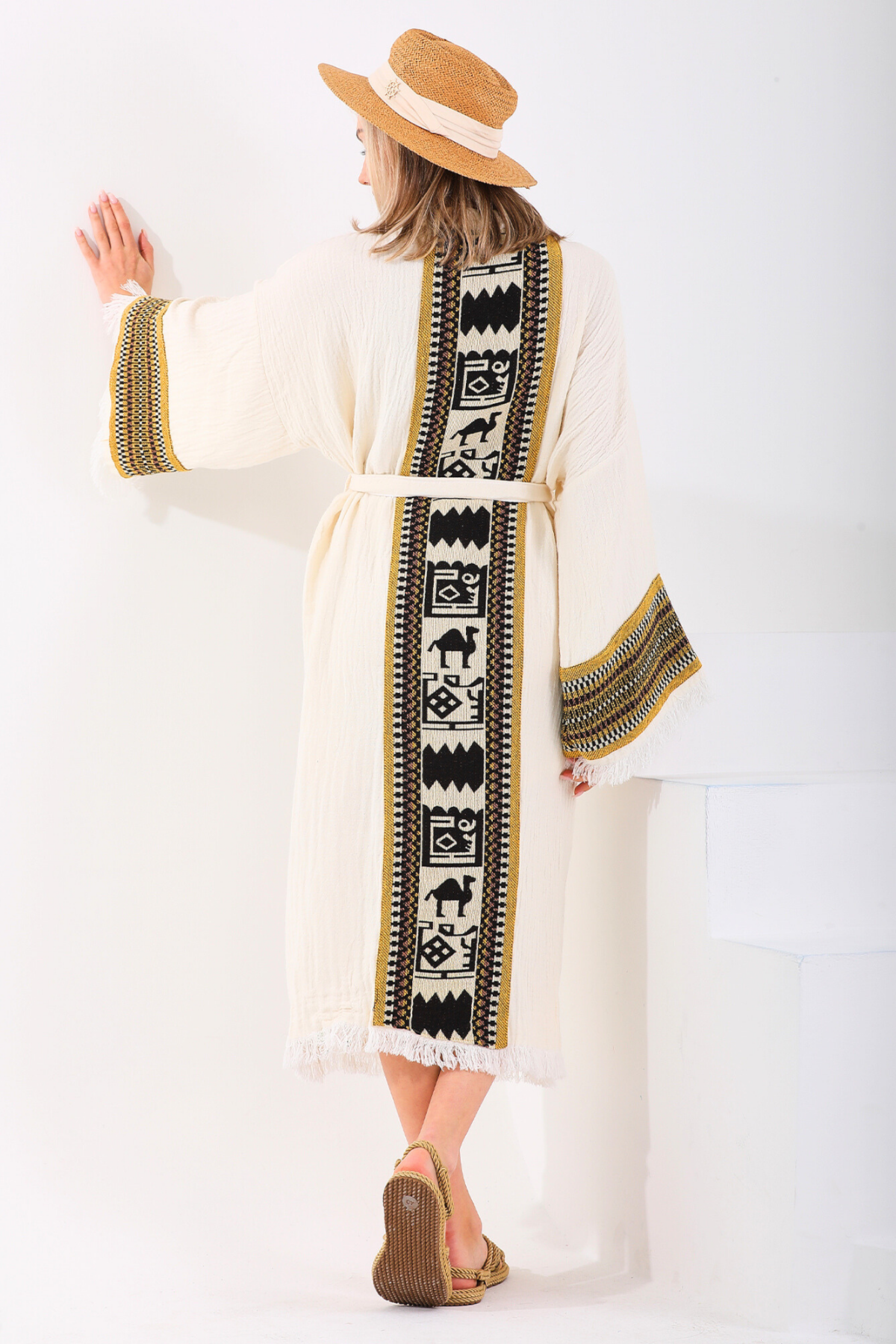 Uzun Desenli İşlemeli Kimono