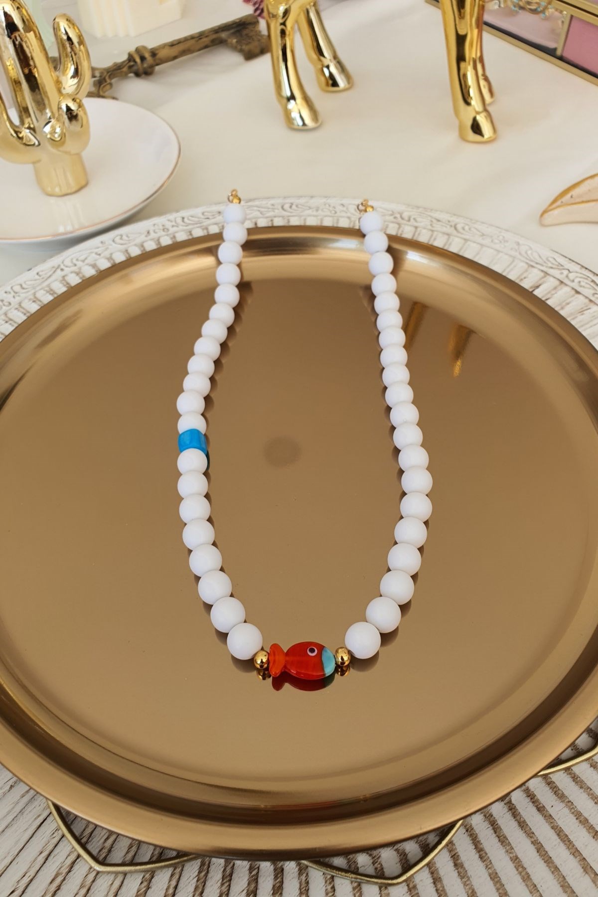 Beyaz Boncuk Sıralı Balık Model Kolye Gold