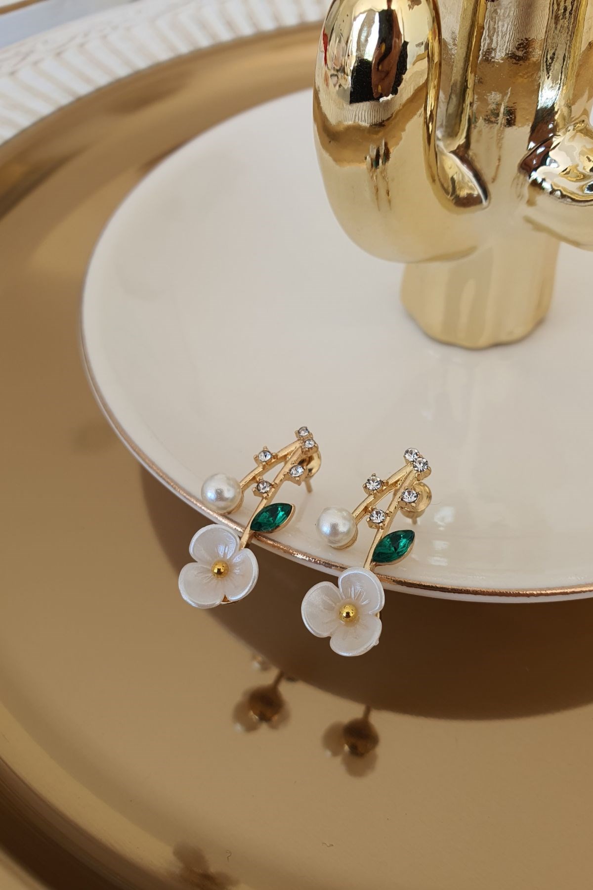 Beyaz Çiçek Detaylı Küpe Gold
