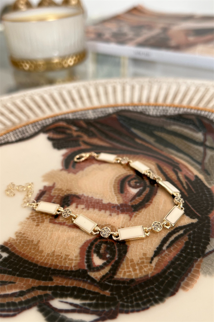 Beyaz Mineli Baget Sıralı Bileklik Gold