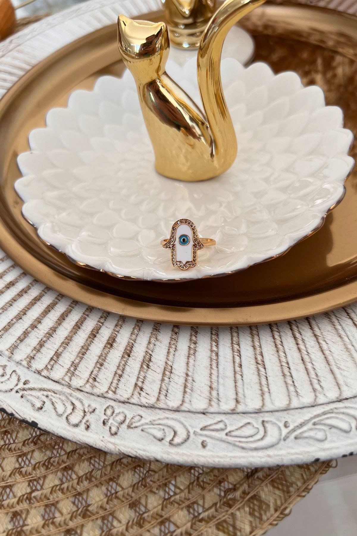 Beyaz Mineli Fatma Ana Eli Model Yüzük Gold