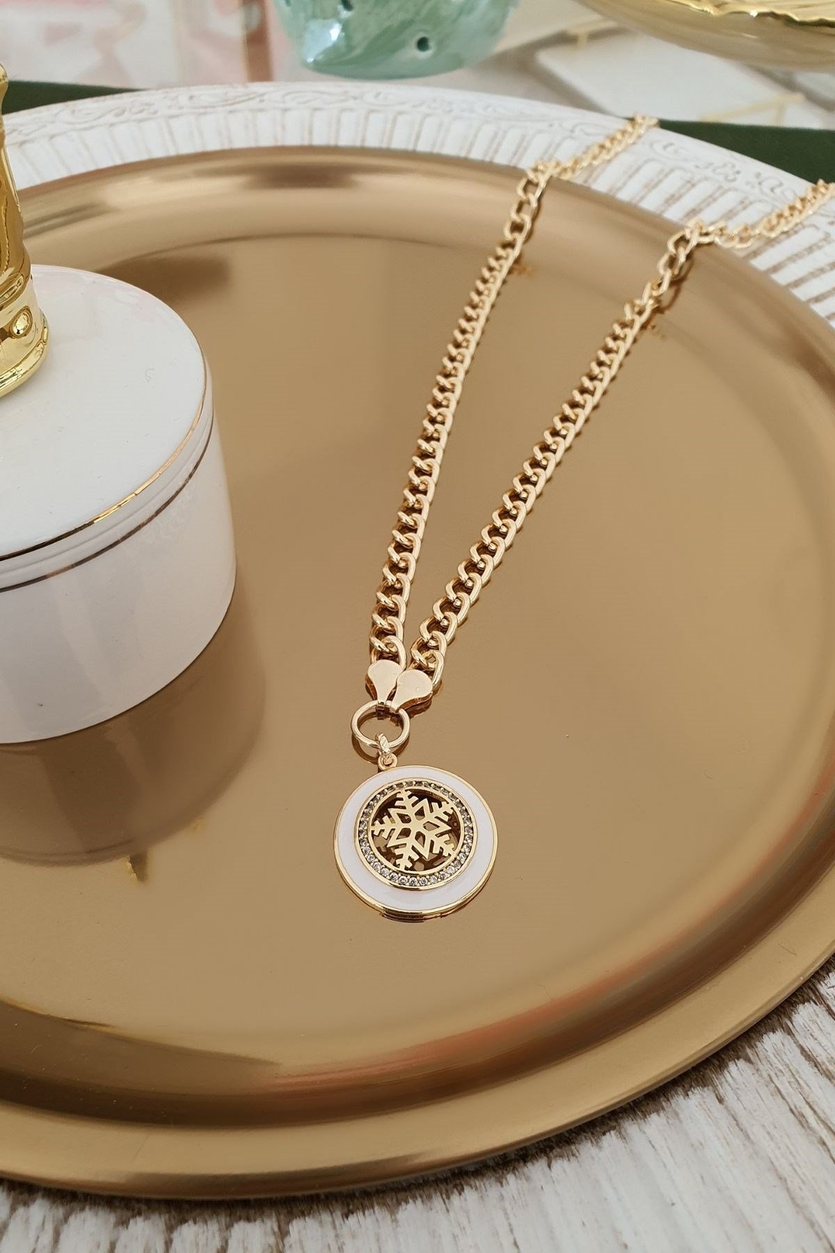Beyaz Mineli Ortası Kar Tanesi Model Zirkon Taşlı Kolye Gold