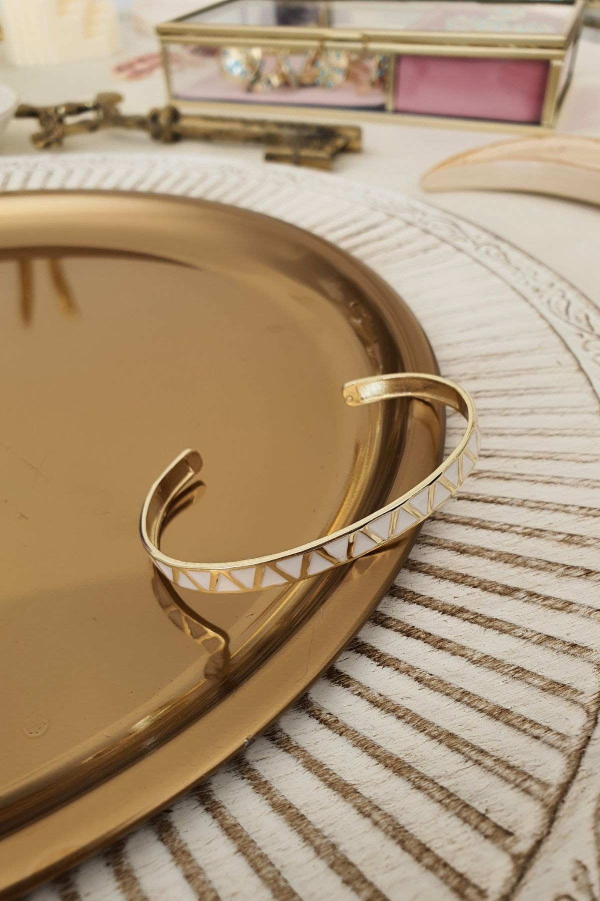 Beyaz Mineli Zigzag Model Altı Açık Kelepçe Gold