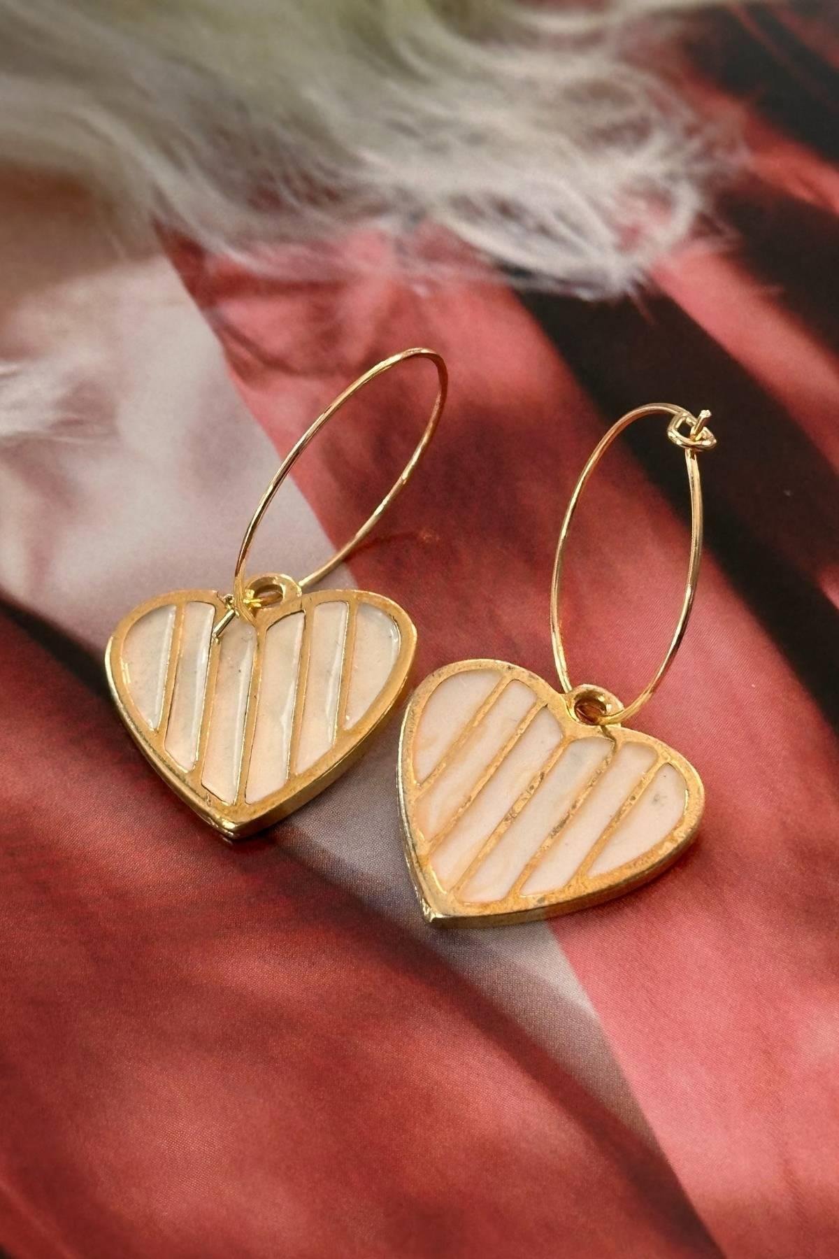 Beyaz Şeritli Kalp Küpe