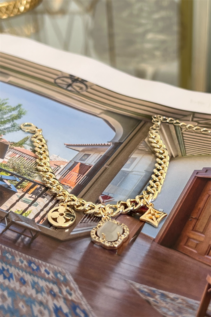 Beyaz Yonca Model Sallantılı Künye Gold