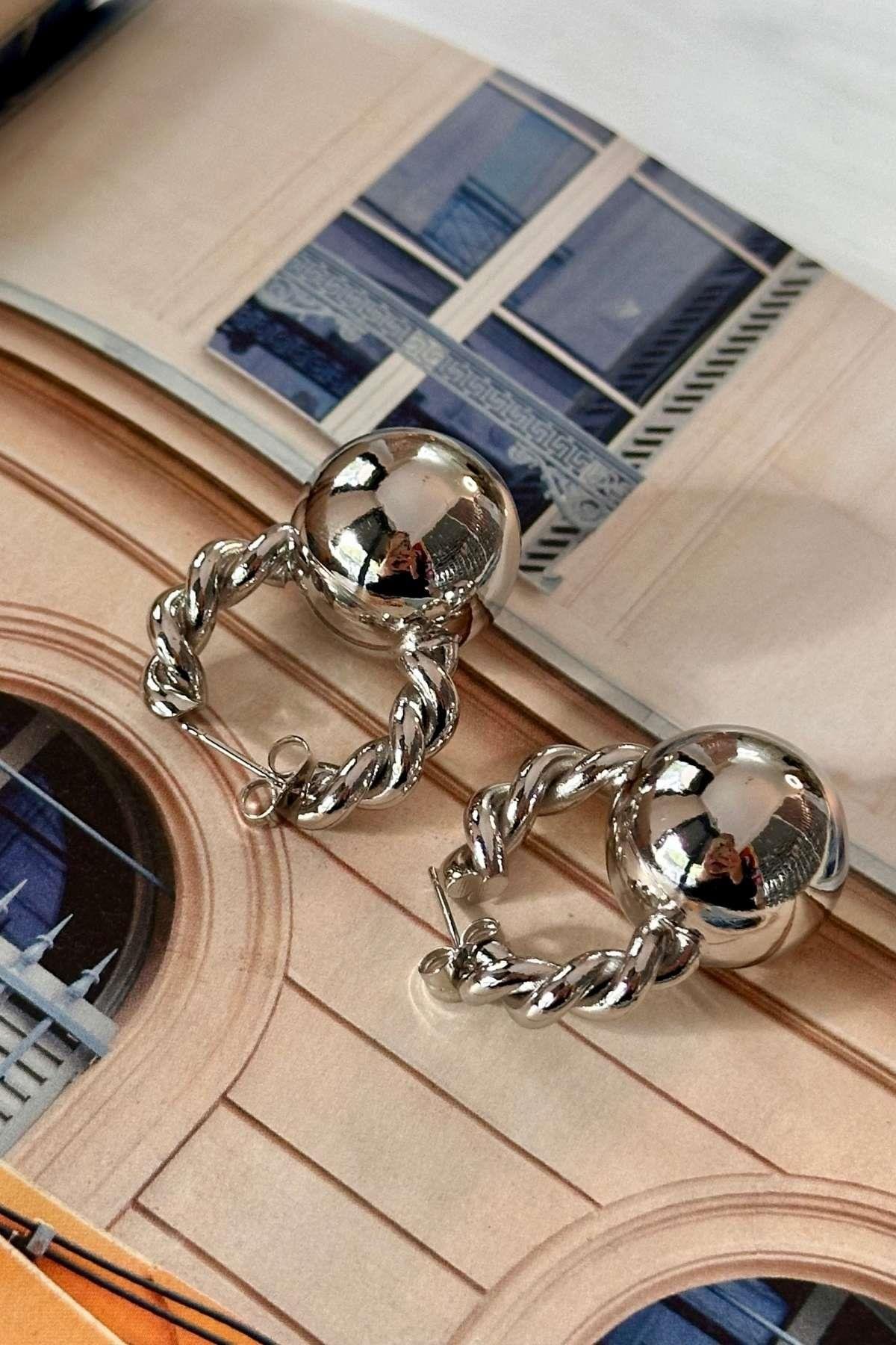 Çelik Gümüş Renk Burgu ve Top Detaylı Küpe