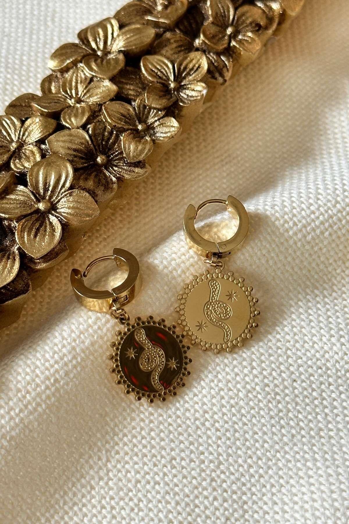 Çelik Yılan Desenli Plaka Küpe