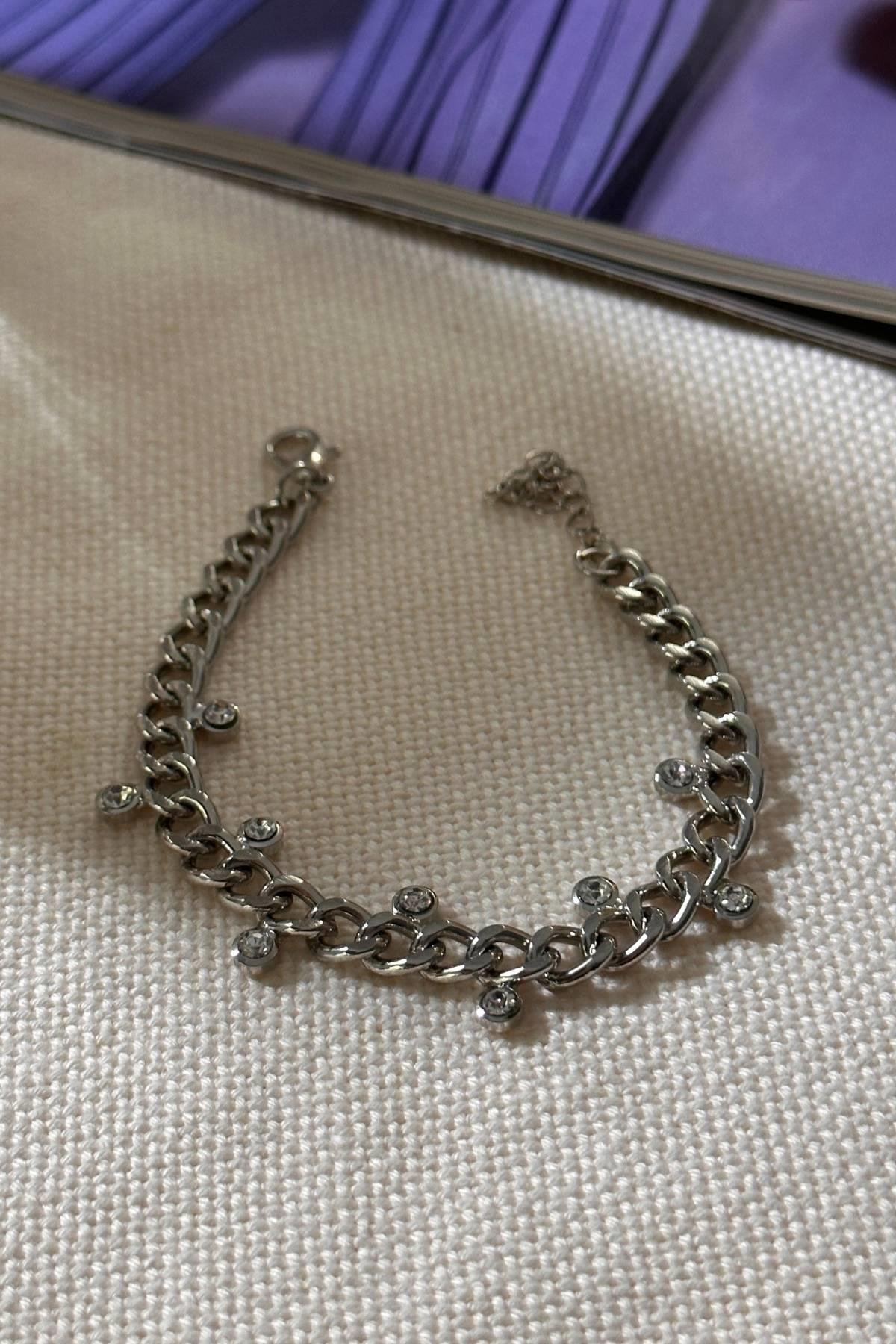 Gümüş Renk Zirkon Taşlı Zigzag Bileklik