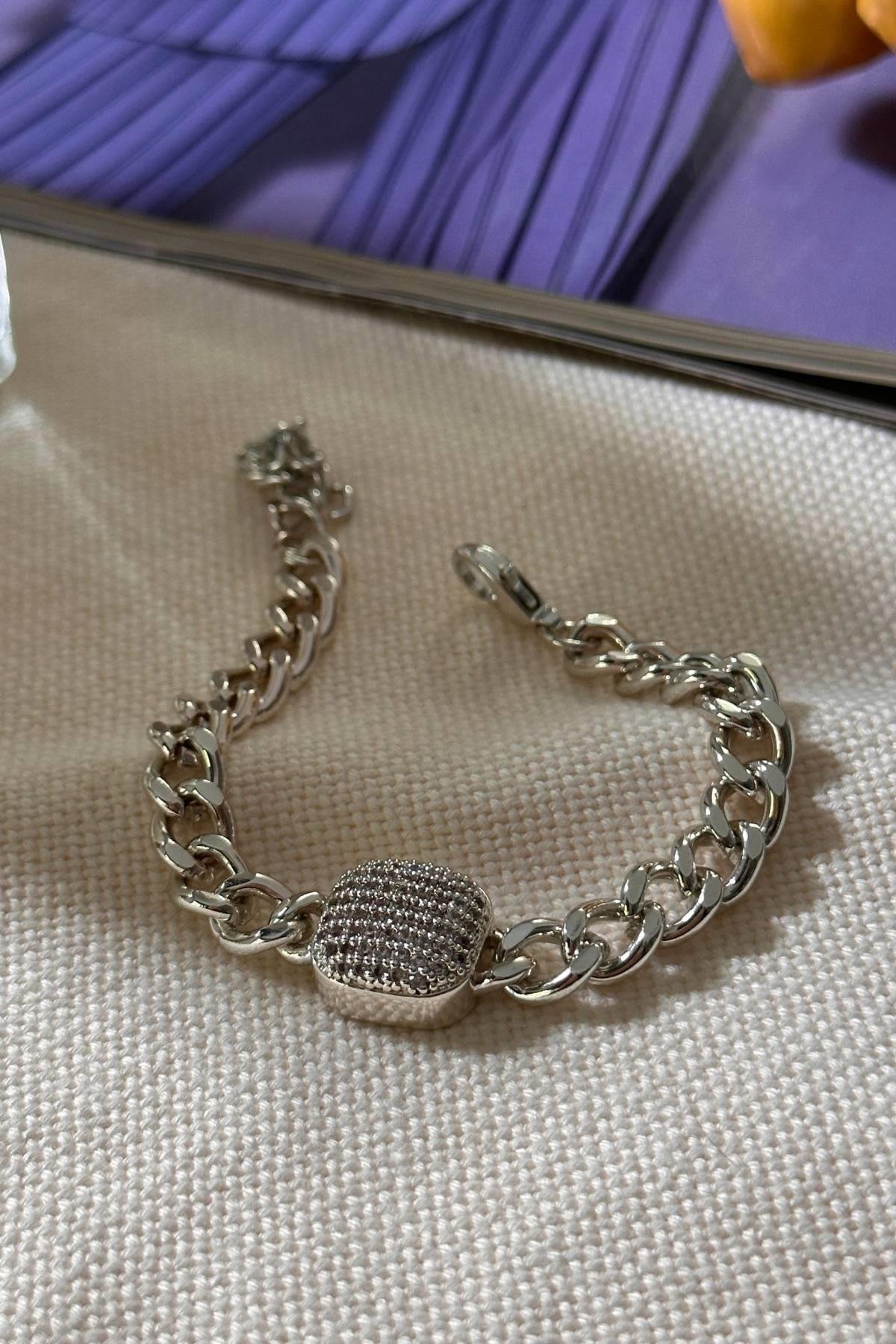 Gümüş Renkli Kare Model Bileklik