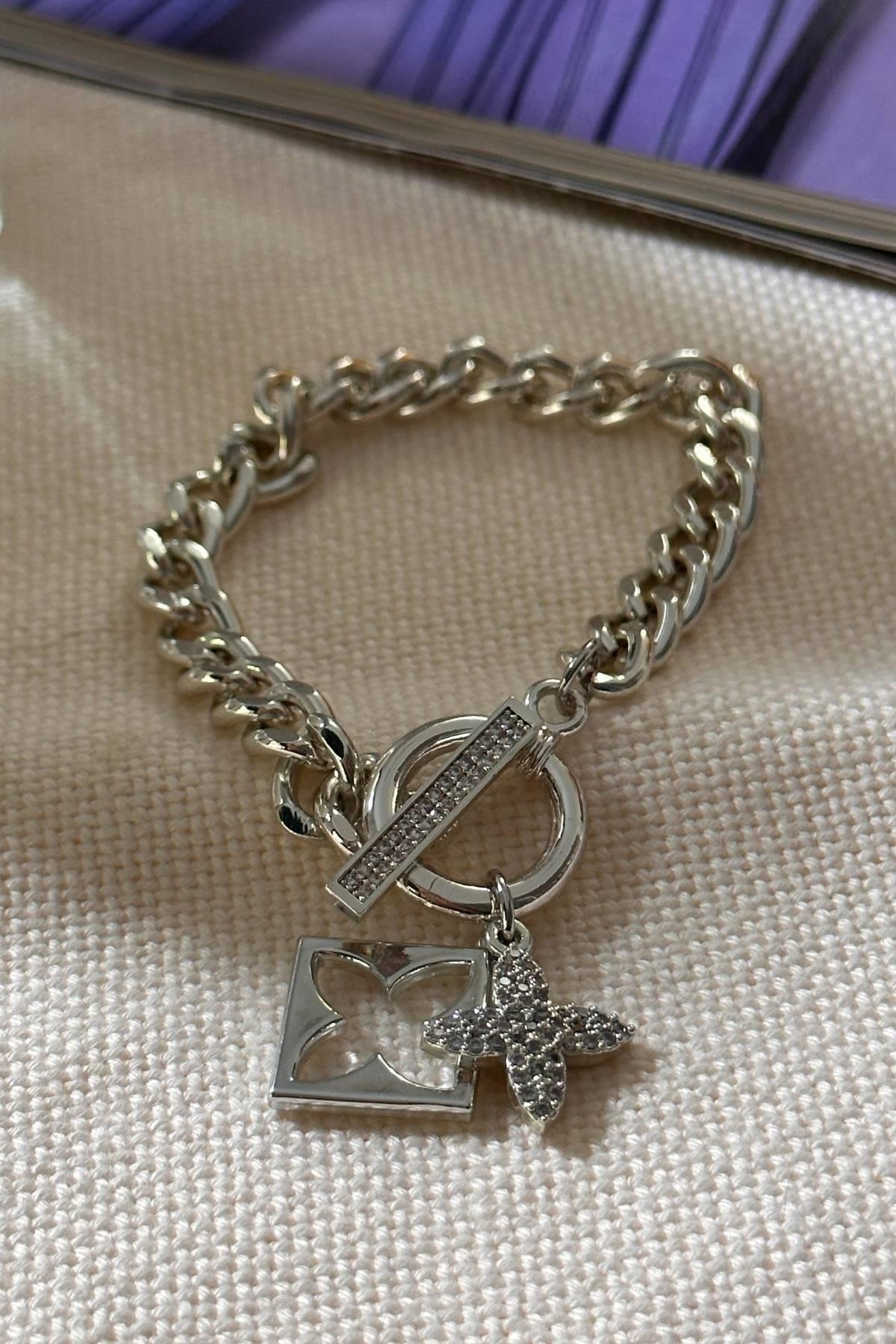 Gümüş Renkli Önden Kilitli Bileklik