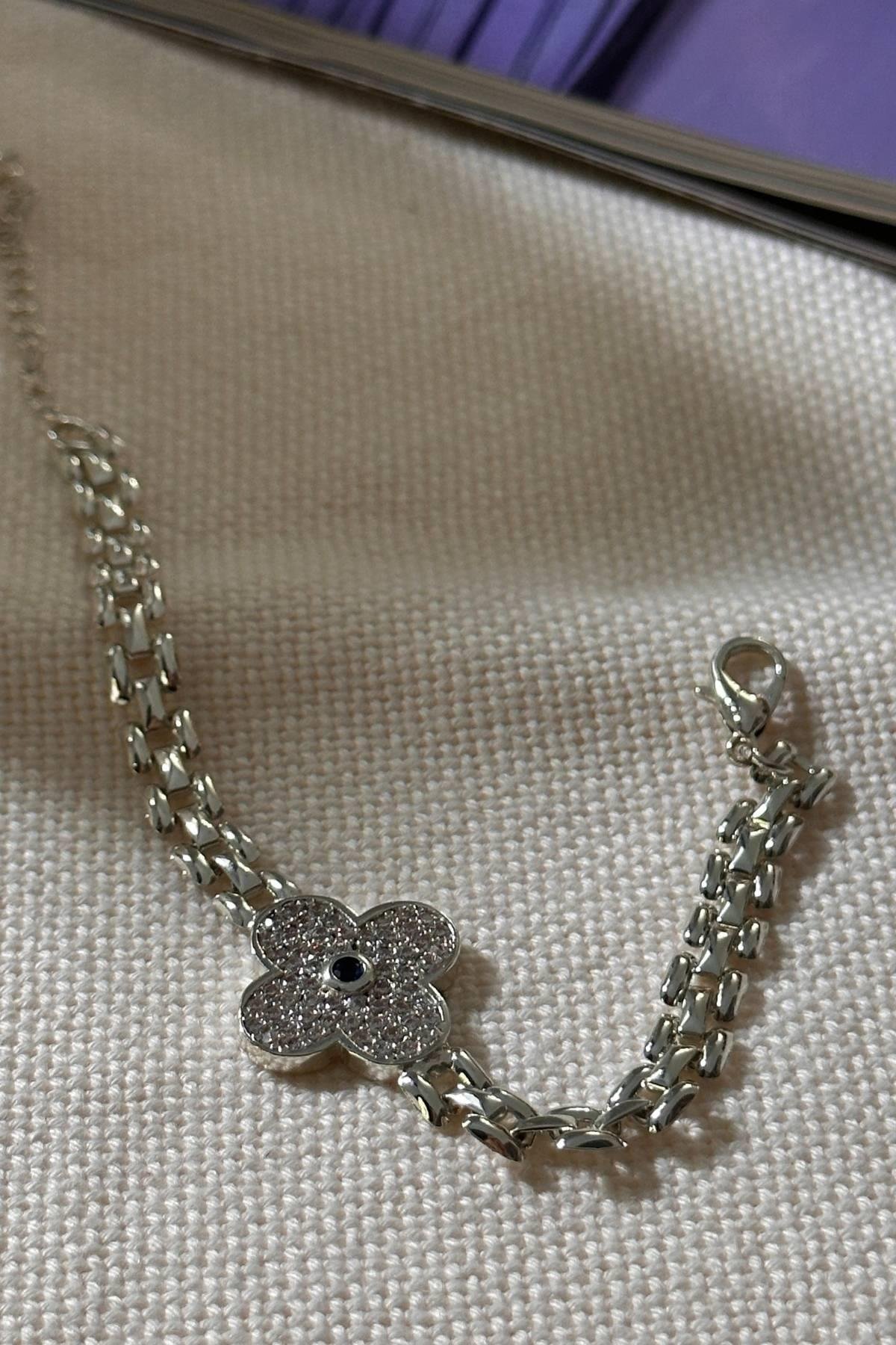 Gümüş Renkli Yonca Bileklik