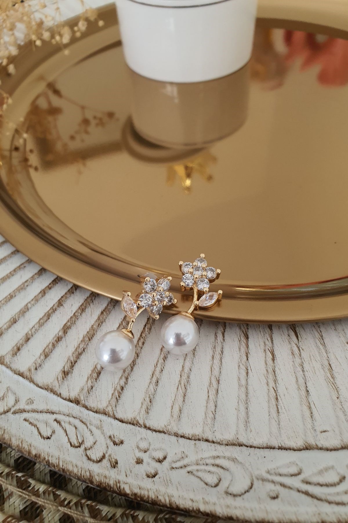İnci Detaylı Çiçek Model Zirkon Taşlı Küpe Gold