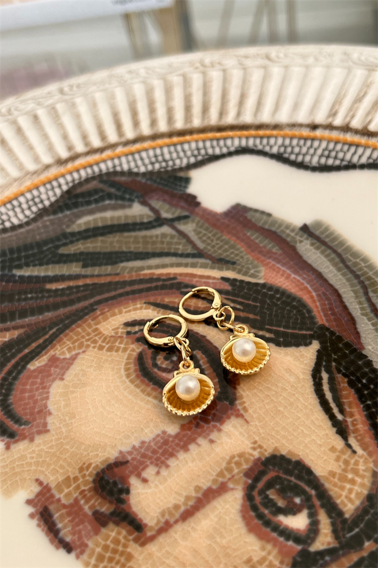 İnci İstiridye Sallantılı Küpe Gold