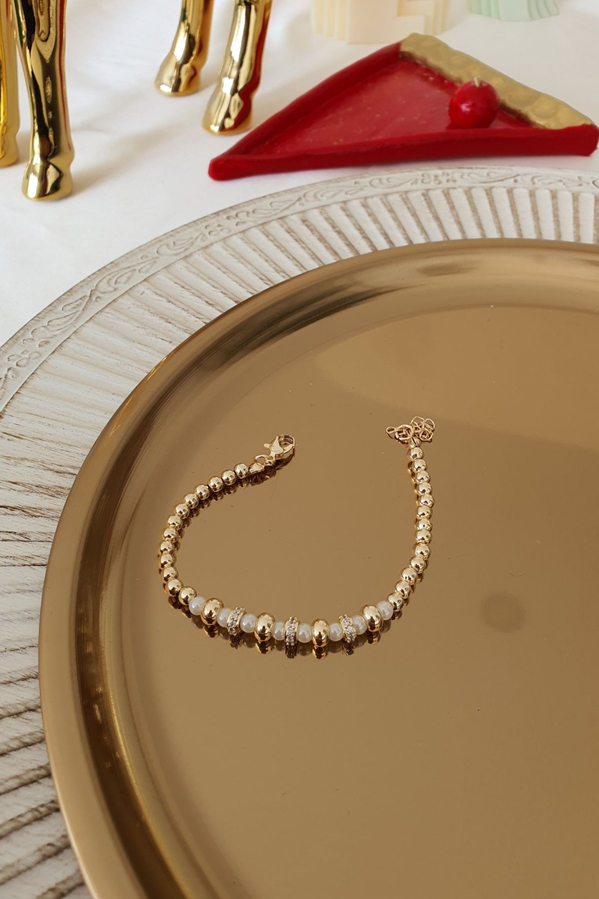 İnci Sıralı Boncuk Model Topçuk Bileklik Gold
