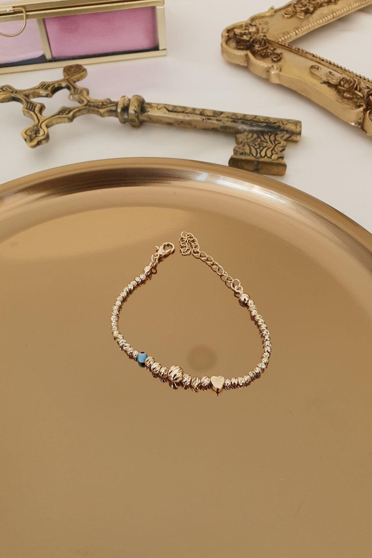 Kalp Ve Nazar Detaylı Dorika Bileklik Gold