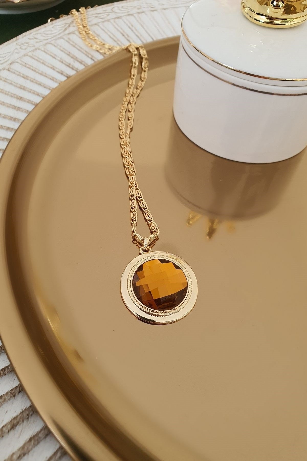 Kehribar Renk Fasetli Taş Model Daire Kolye Gold