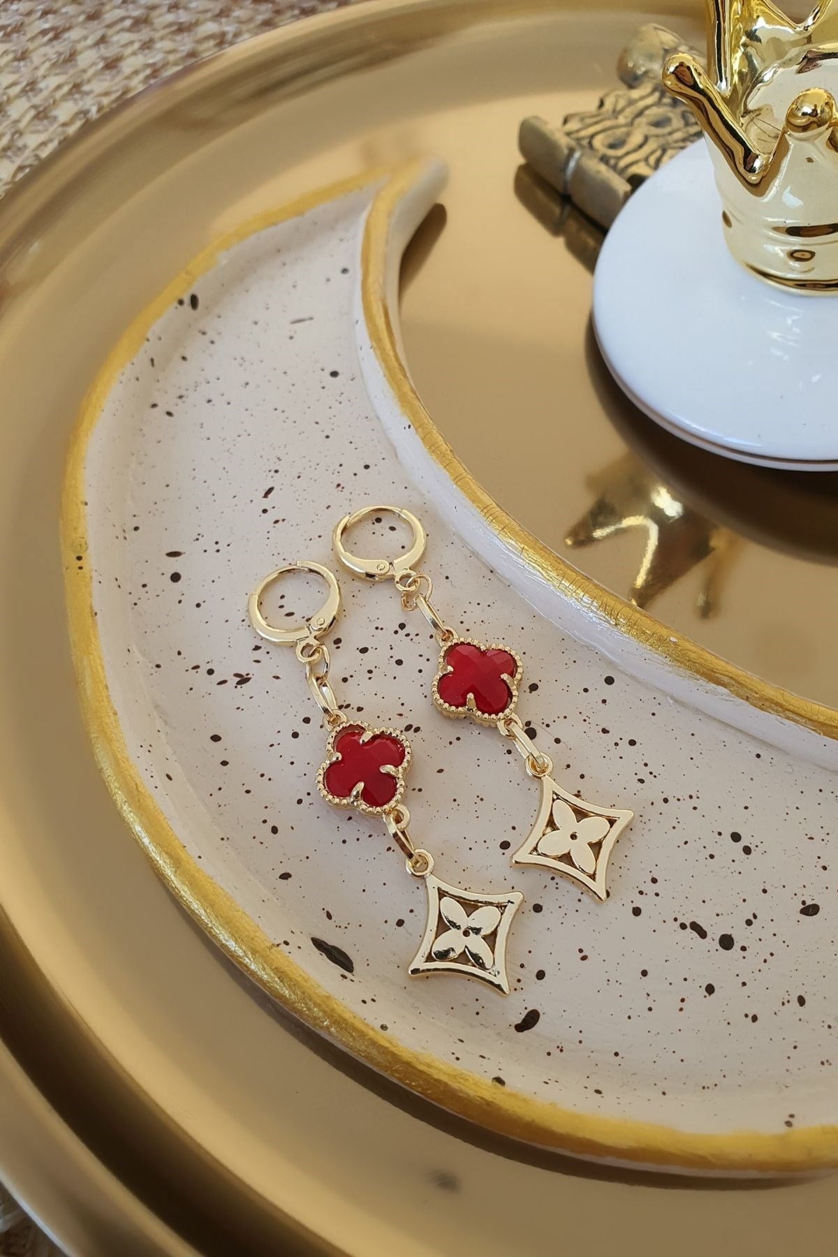 Kırmızı Yonca ve Gold Plaka Sallantılı Küpe Gold