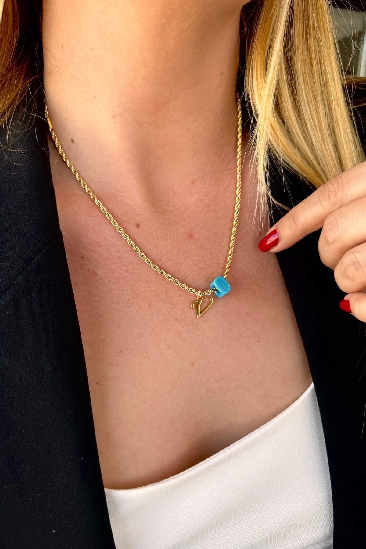 Kişiye Özel Harfli Altın Kaplama Nostalji Cam Boncuklu V Harf Burgu Zincir Kolye