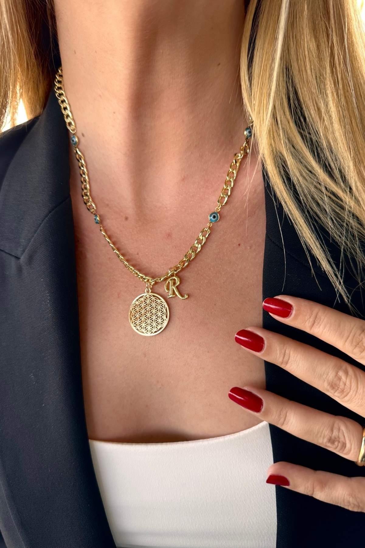 Kişiye Özel Harfli Altın Kaplama Üç Nazarlı Yaşam Çiçeği ve R Harf Kolye