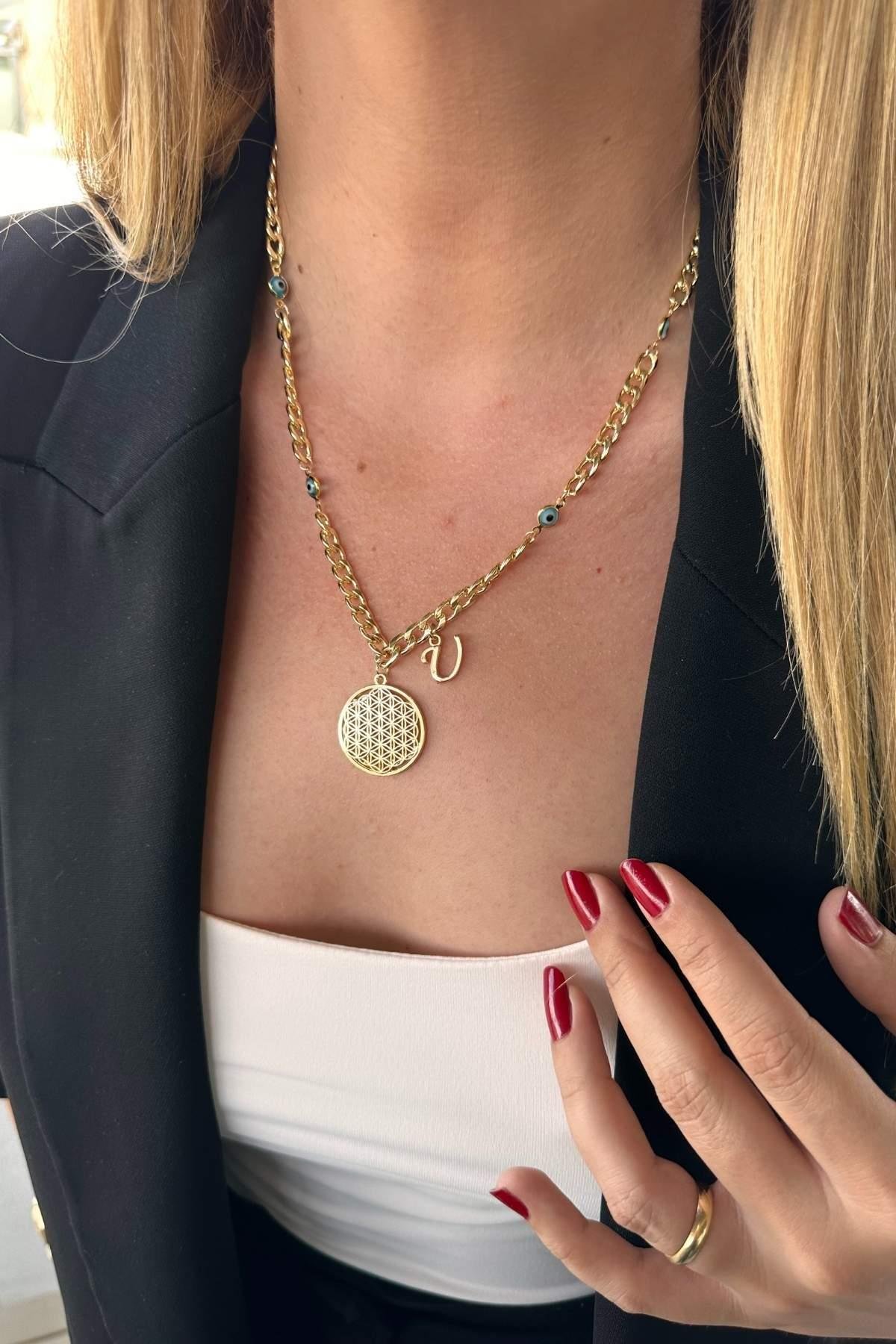 Kişiye Özel Harfli Altın Kaplama Üç Nazarlı Yaşam Çiçeği ve U Harf Kolye