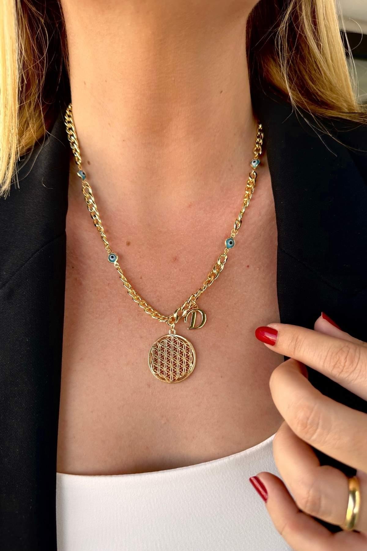 Kişiye Özel Harfli Altın Kaplama Üç Nazarlı Yaşam Çiçeği ve D Harf Kolye