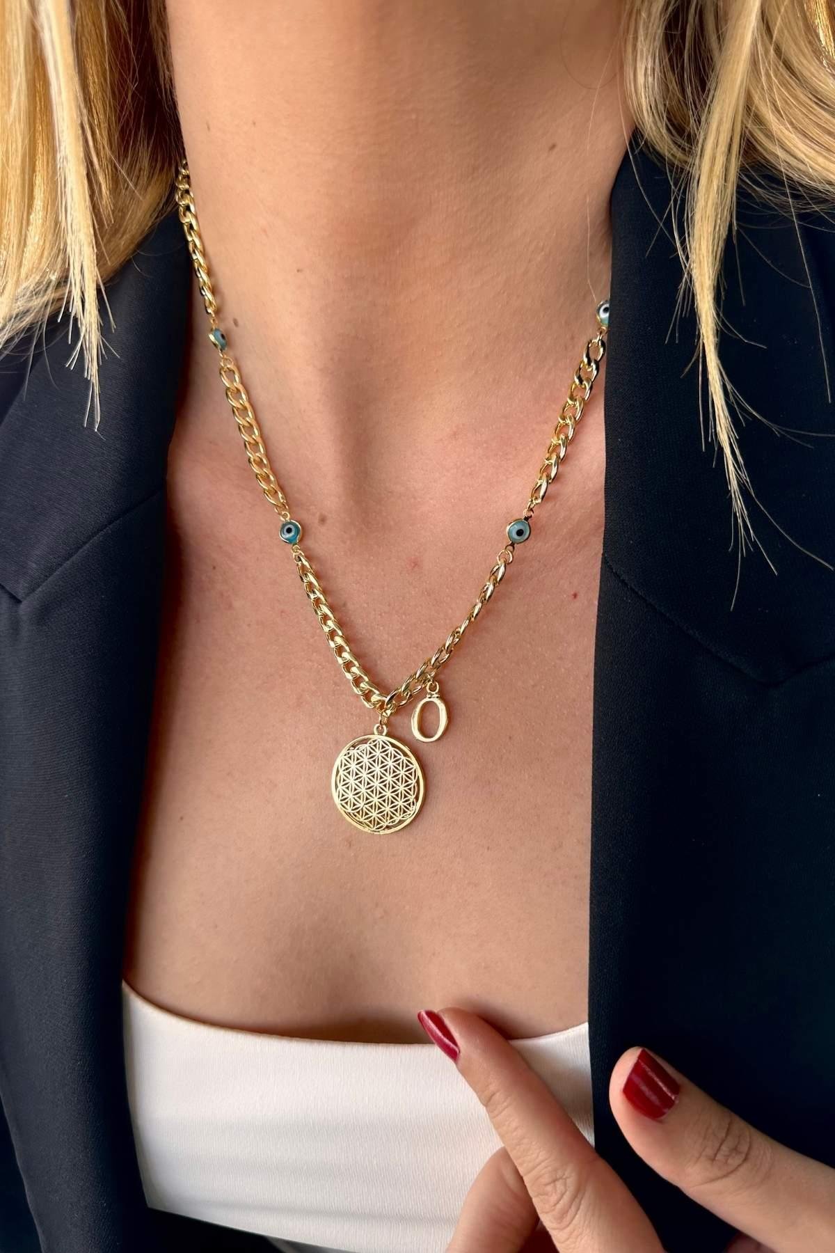 Kişiye Özel Harfli Altın Kaplama Üç Nazarlı Yaşam Çiçeği ve Ö Harf Kolye