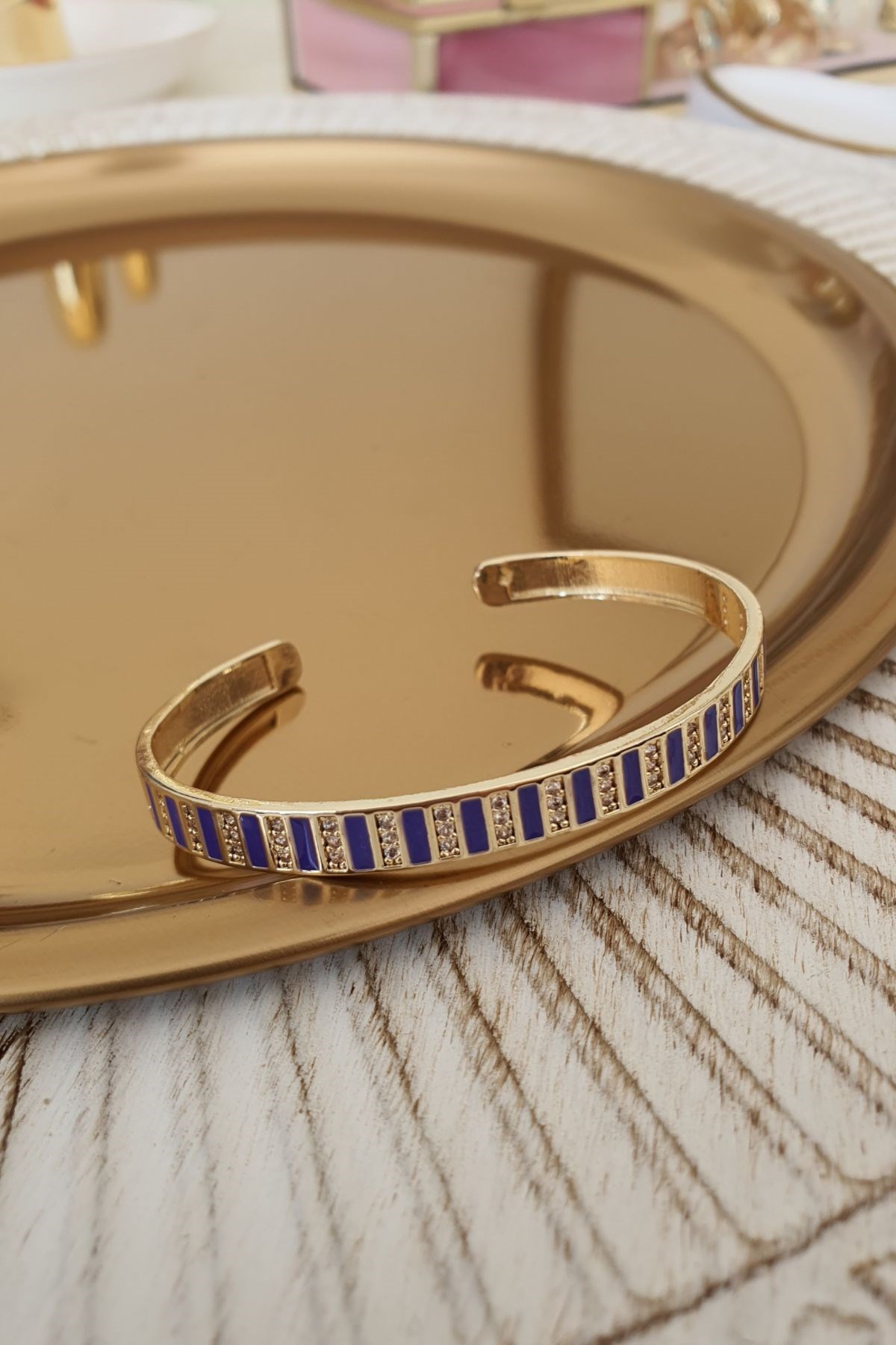 Koyu Mor Zirkon Taşlı Şeritli Model Altı Açık Kelepçe Gold