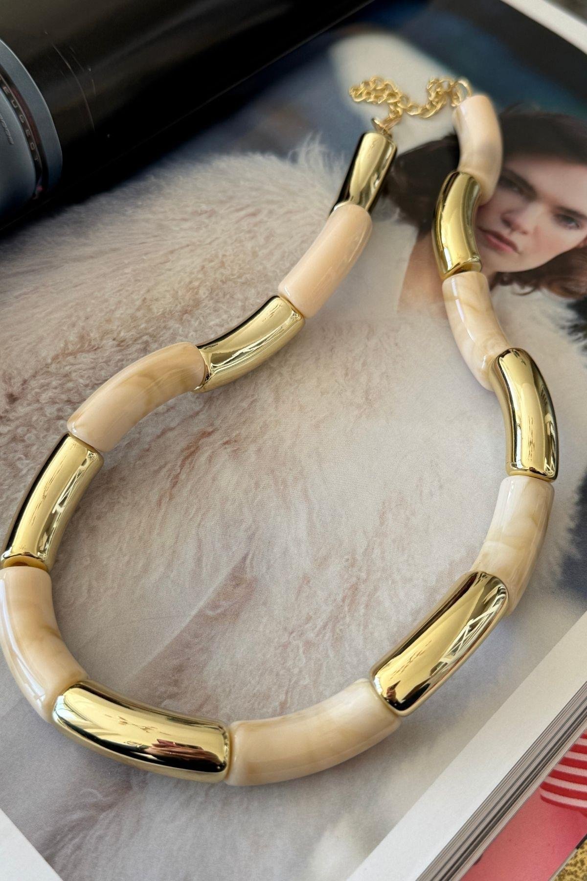 Krem Renkli Kolye