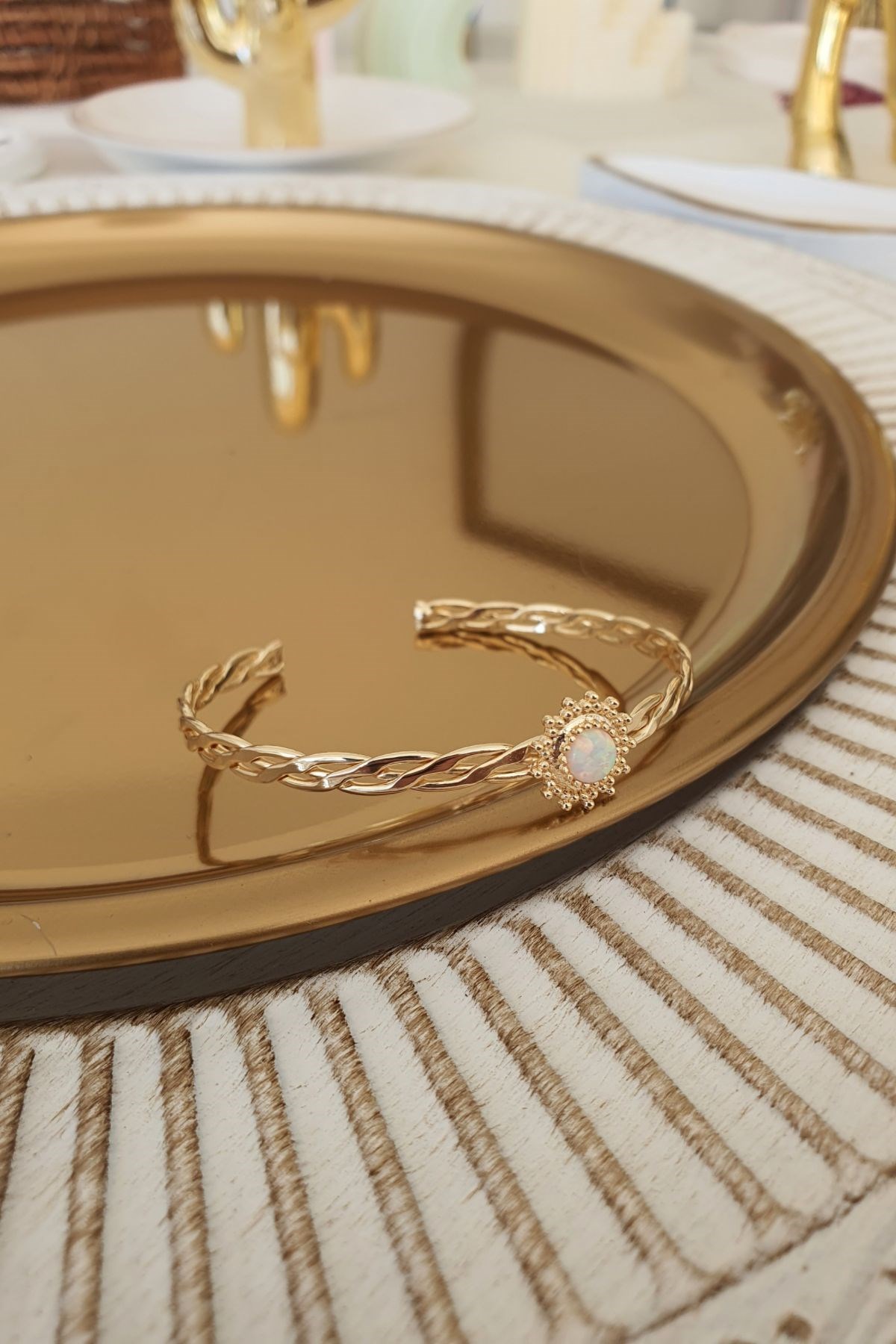 Opal Taşlı Altı Açık Burgu Kelepçe Gold