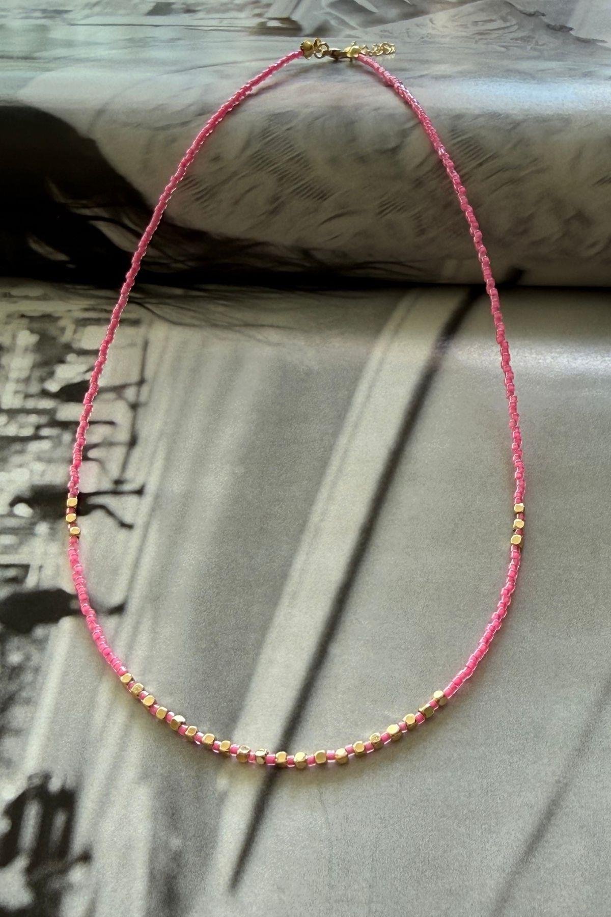 Pembe Bonculu Gold Detaylı Kolye