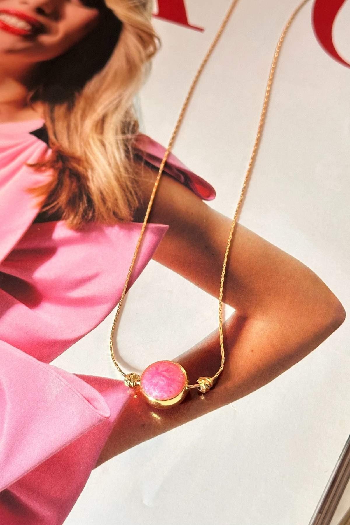 Pembe Daire Model Dorika Detaylı Kolye