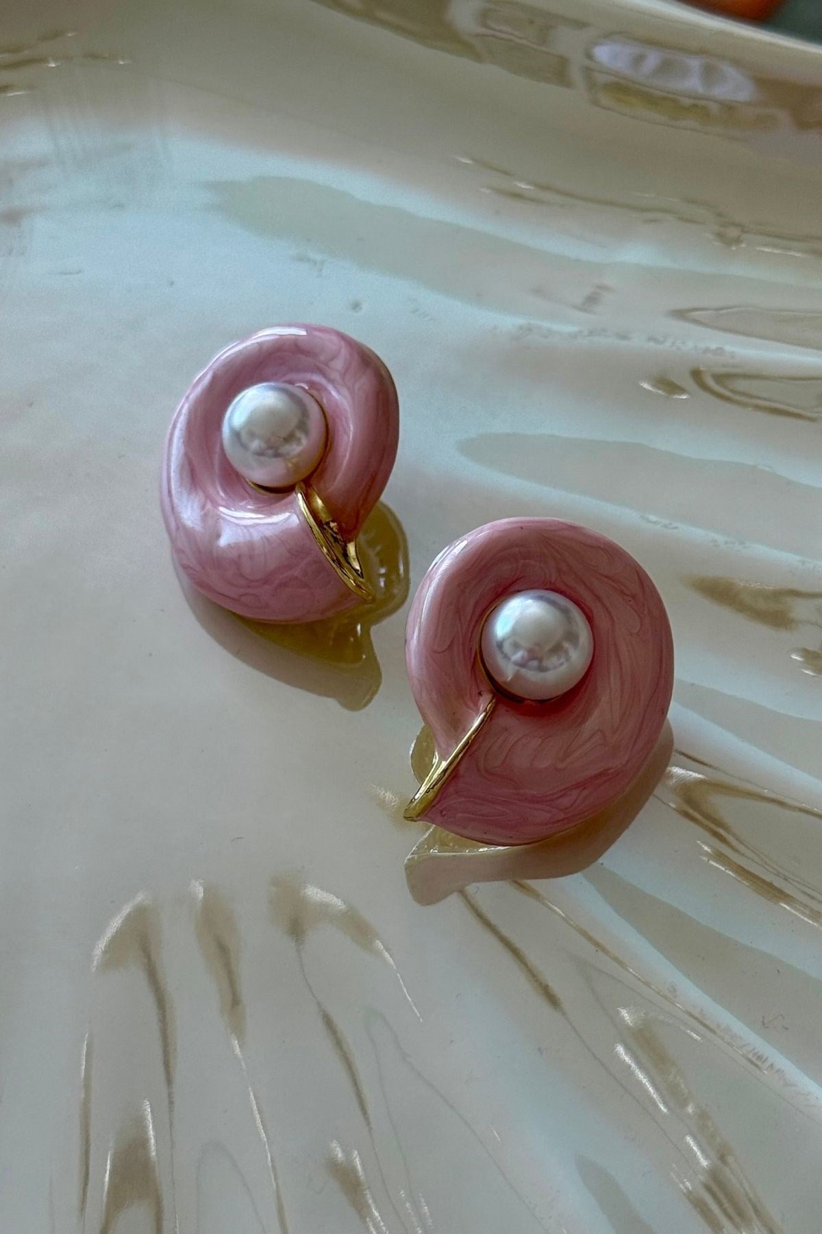 Pembe Mineli İnci Detaylı Deniz Kabuğu Küpe