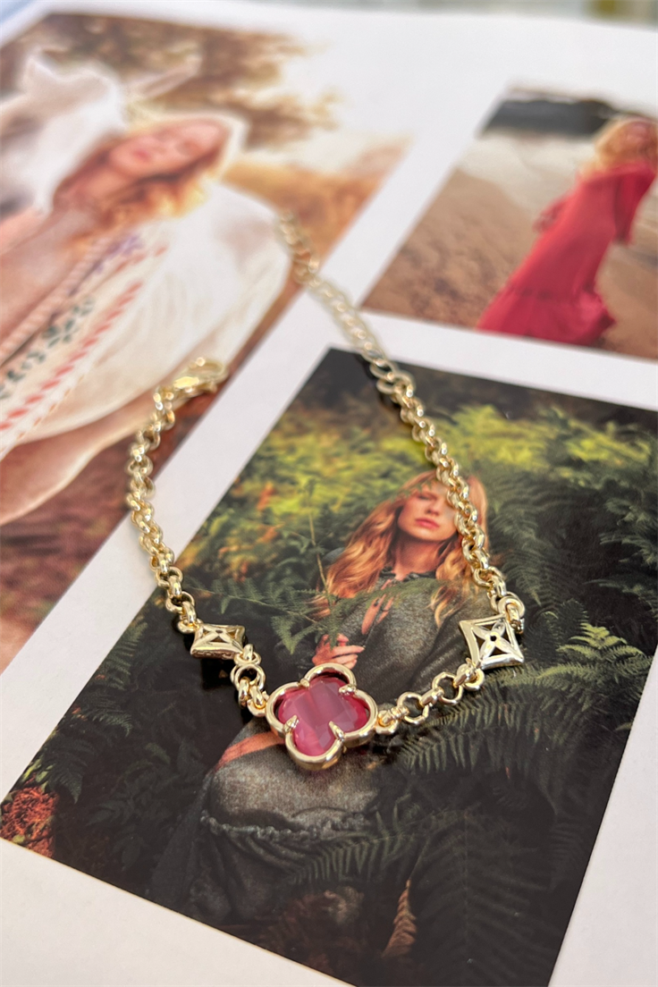 Pembe Yonca Model Zincir Figürlü Künye Gold