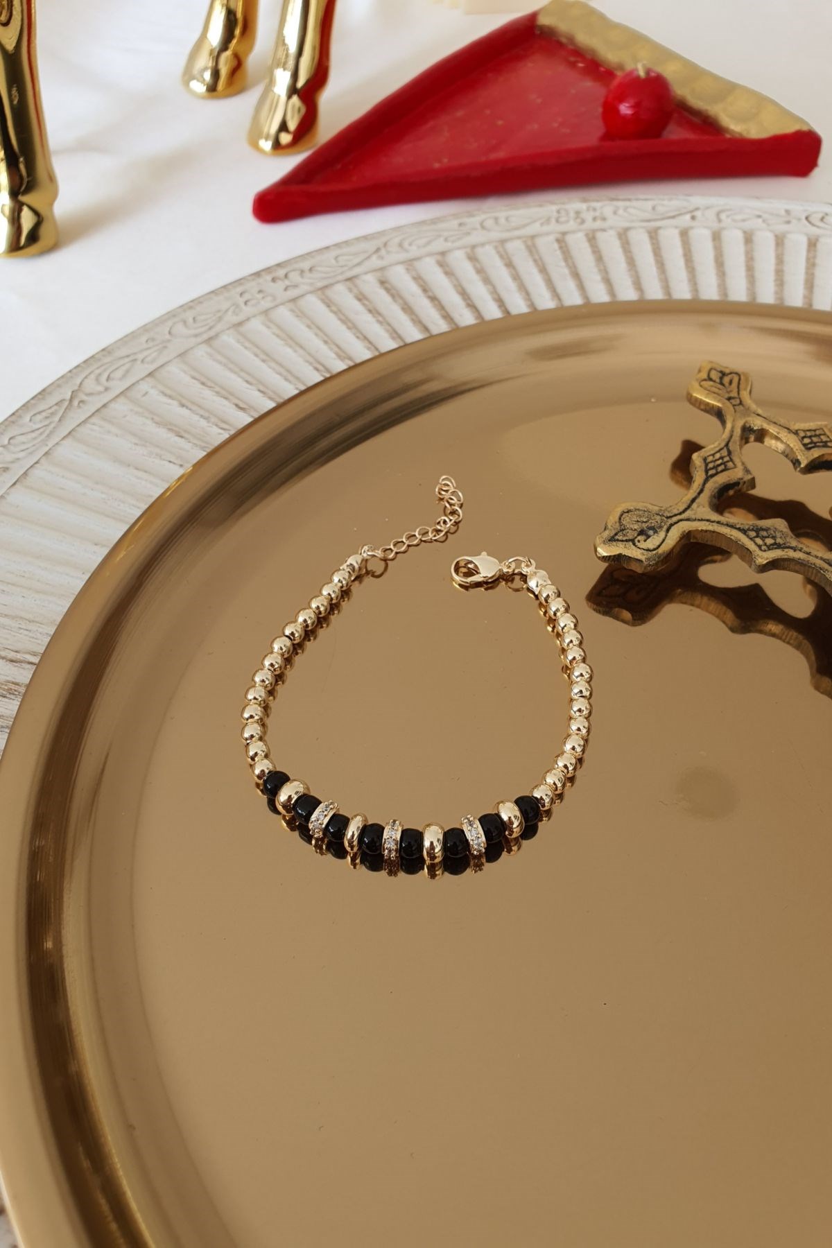 Siyah Boncuk Model Topçuk Bileklik Gold