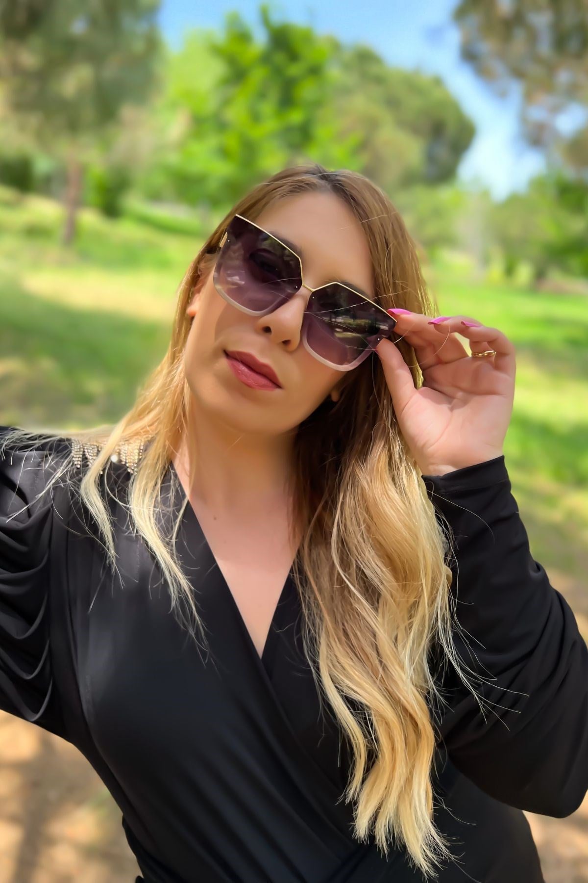 Siyah Çerçeveli ,gold Detaylı Güneş Gzölüğü Siyah