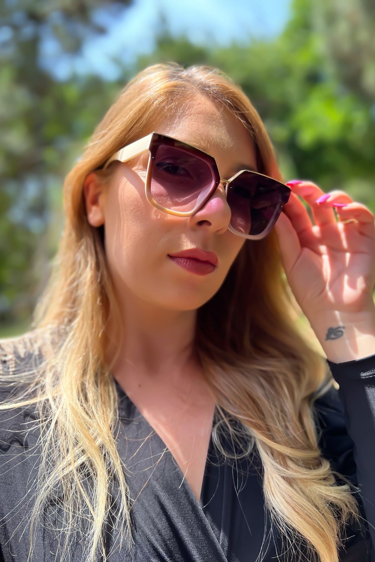 Siyah Çerçeveli ,gold Detaylı Güneş Gzölüğü Siyah