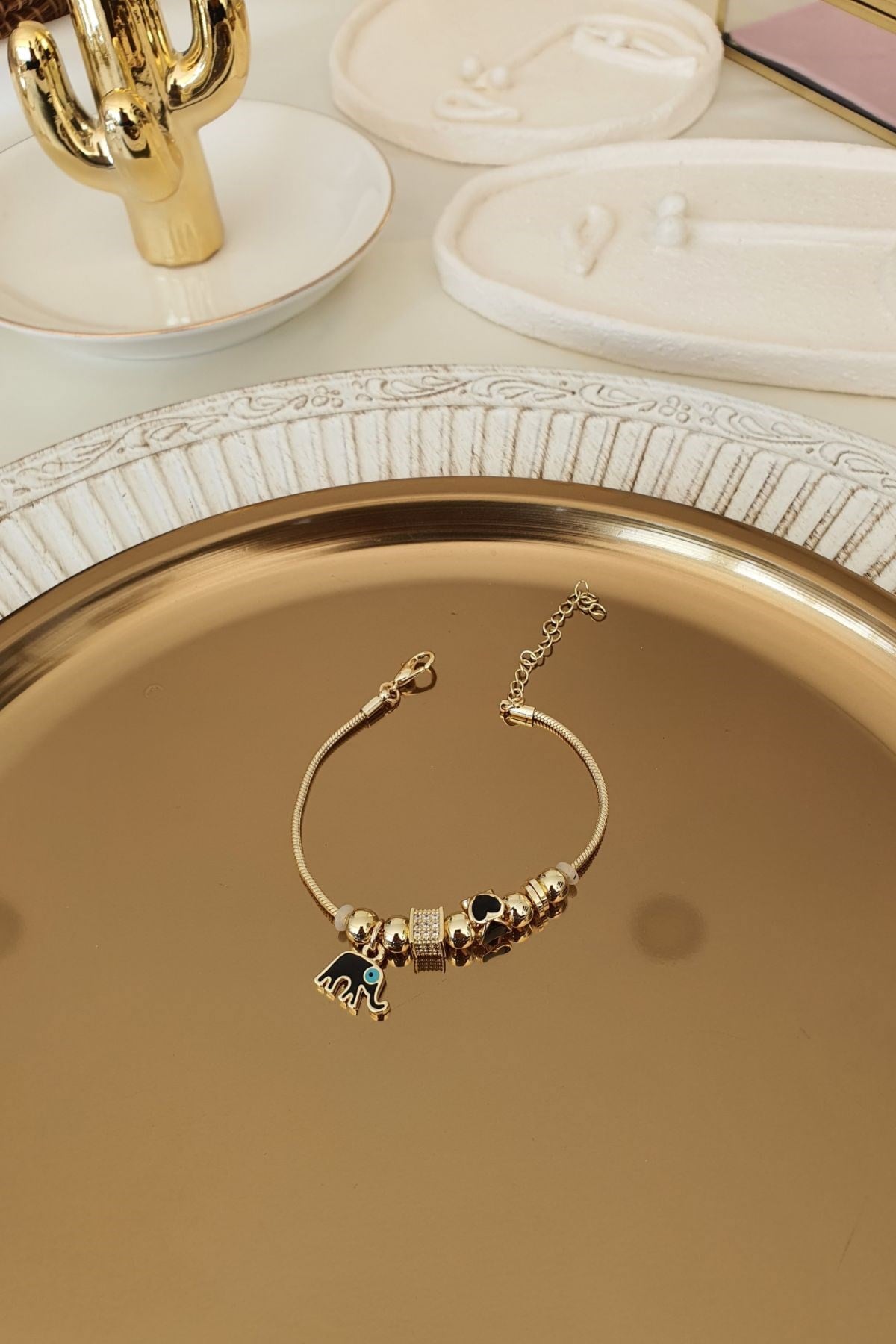Siyah Fil Model Kalp Detaylı Bileklik Gold