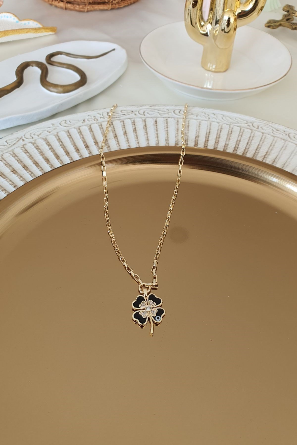 Siyah Mine Boyamalı Yonca Kolye Gold