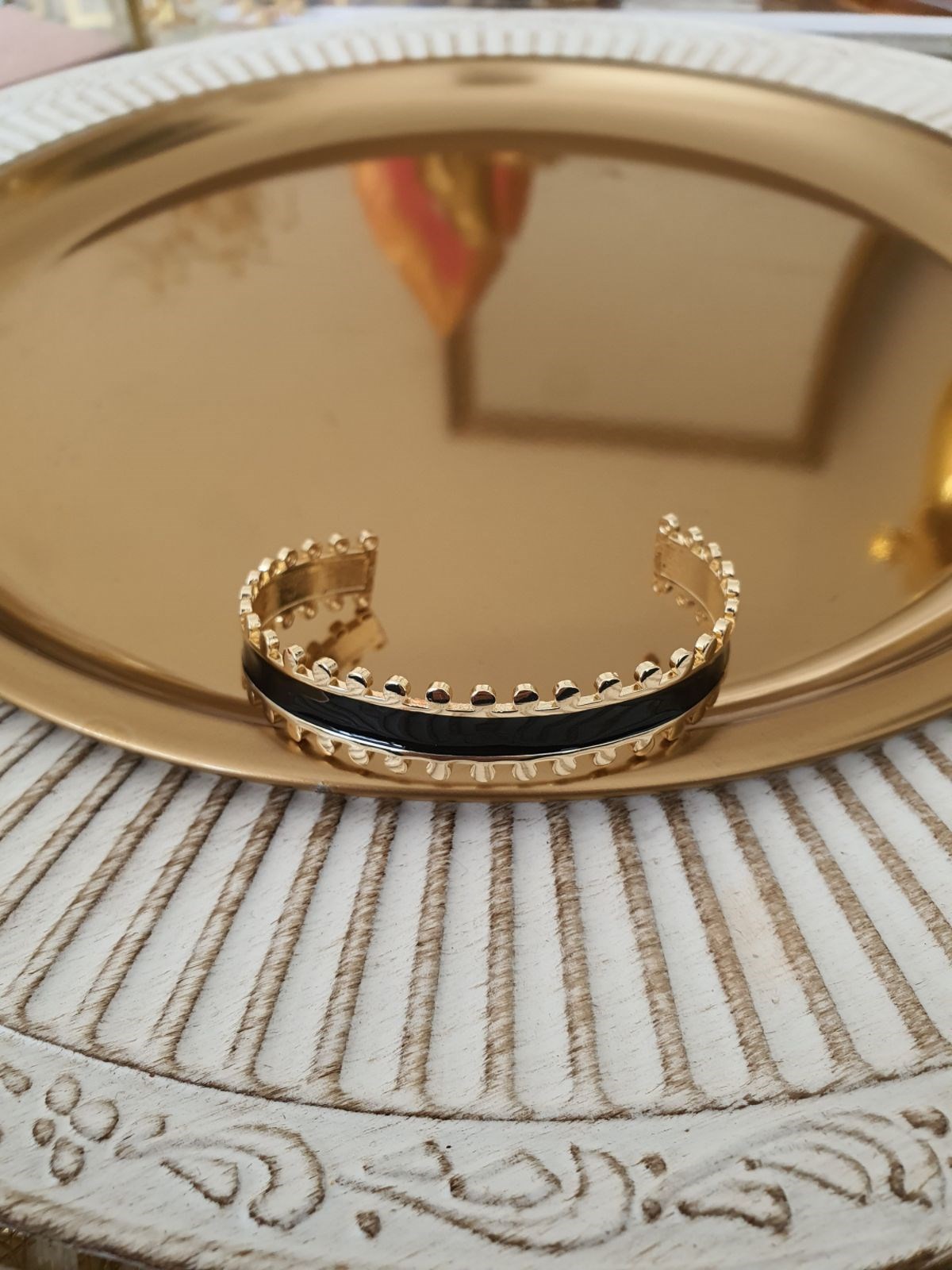 Siyah Mineli Daire Model Altı Açık Kelepçe Gold