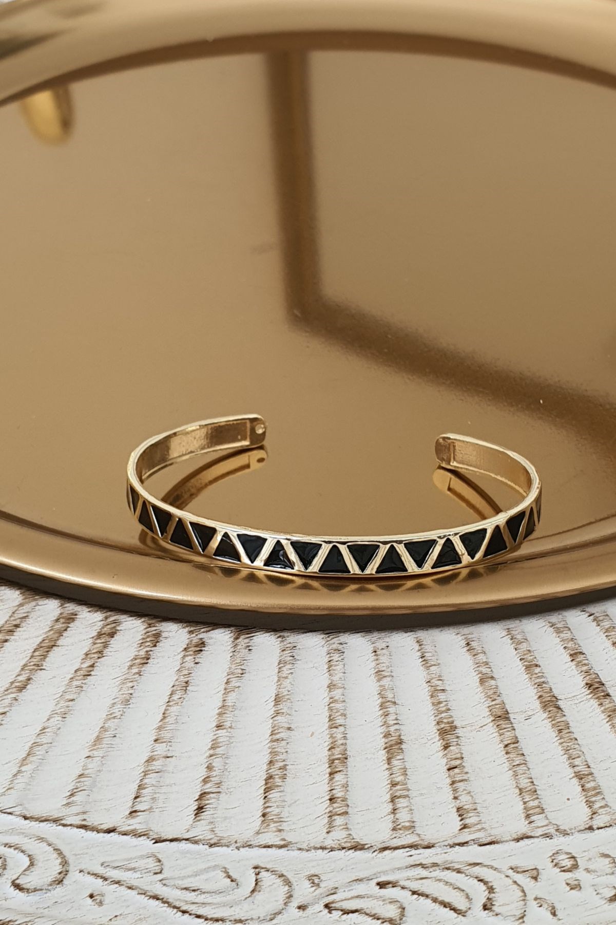Siyah Mineli Zigzag Model Altı Açık Kelepçe Gold