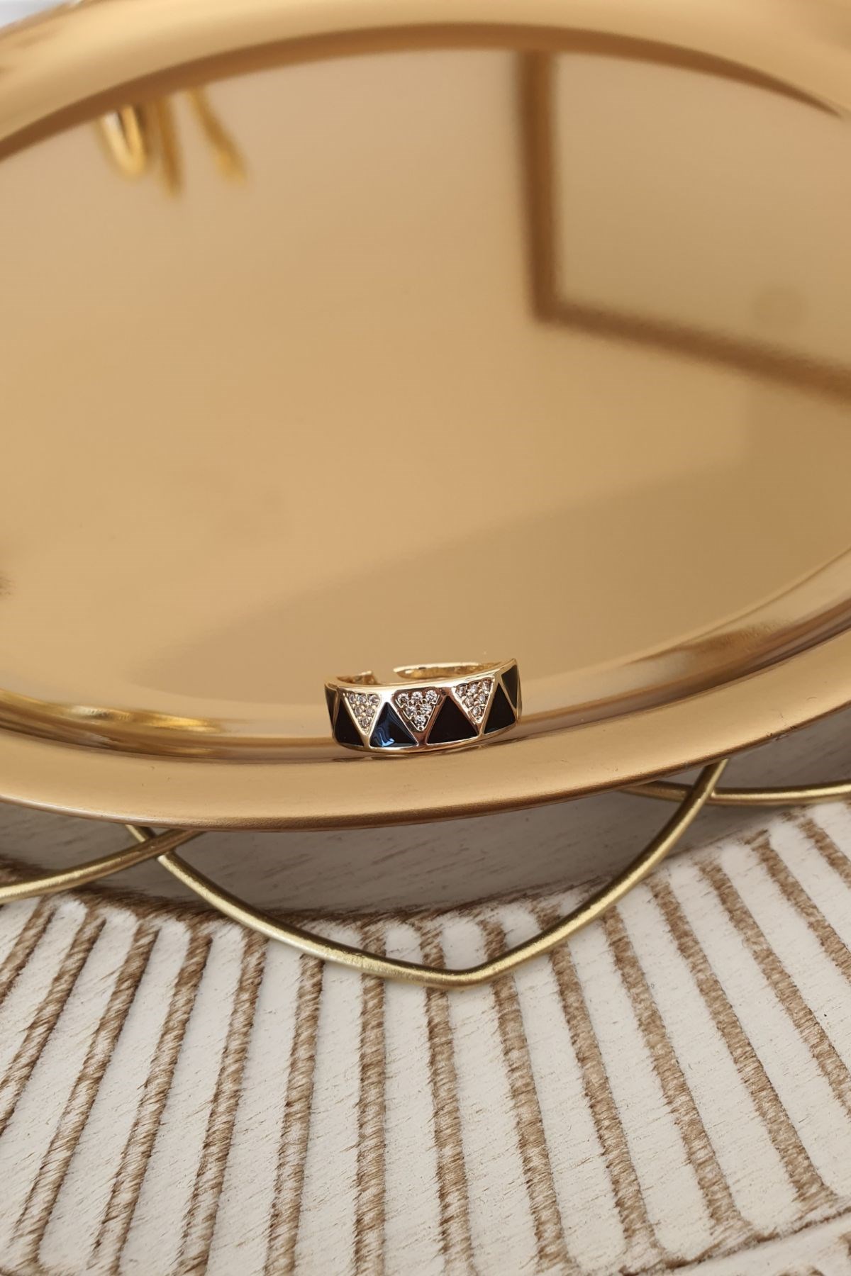 Siyah Mineli Zigzag Model Zirkon Taşlı Yüzük Gold