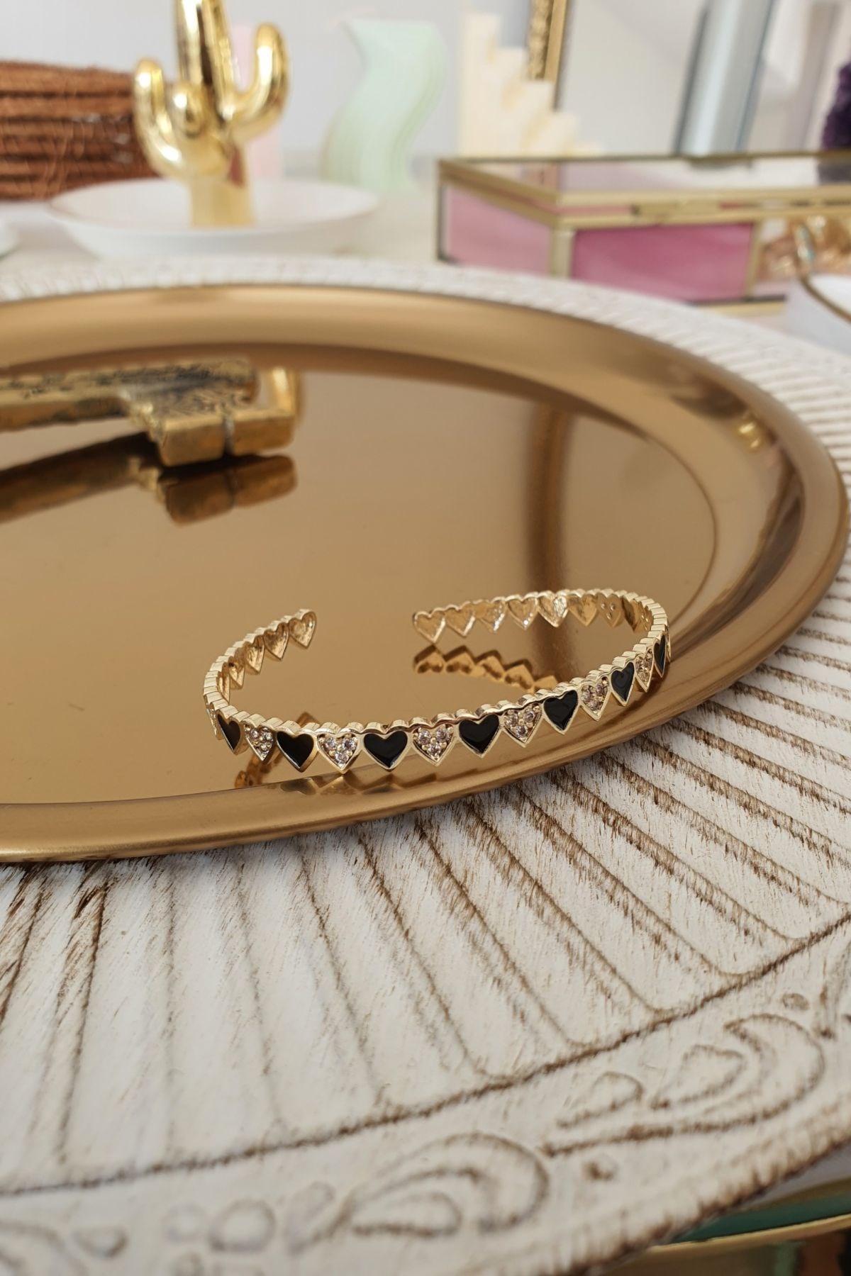 Siyah Mineli Zirkon Taşlı Kalp Model Altı Açık Kelepçe Gold