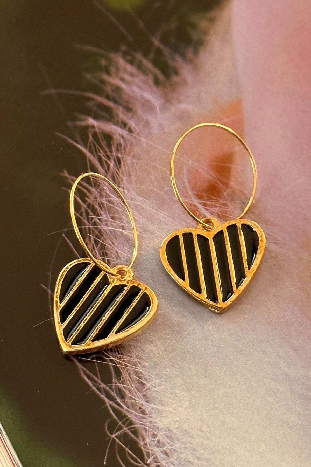 Siyah Şeritli Kalp Küpe