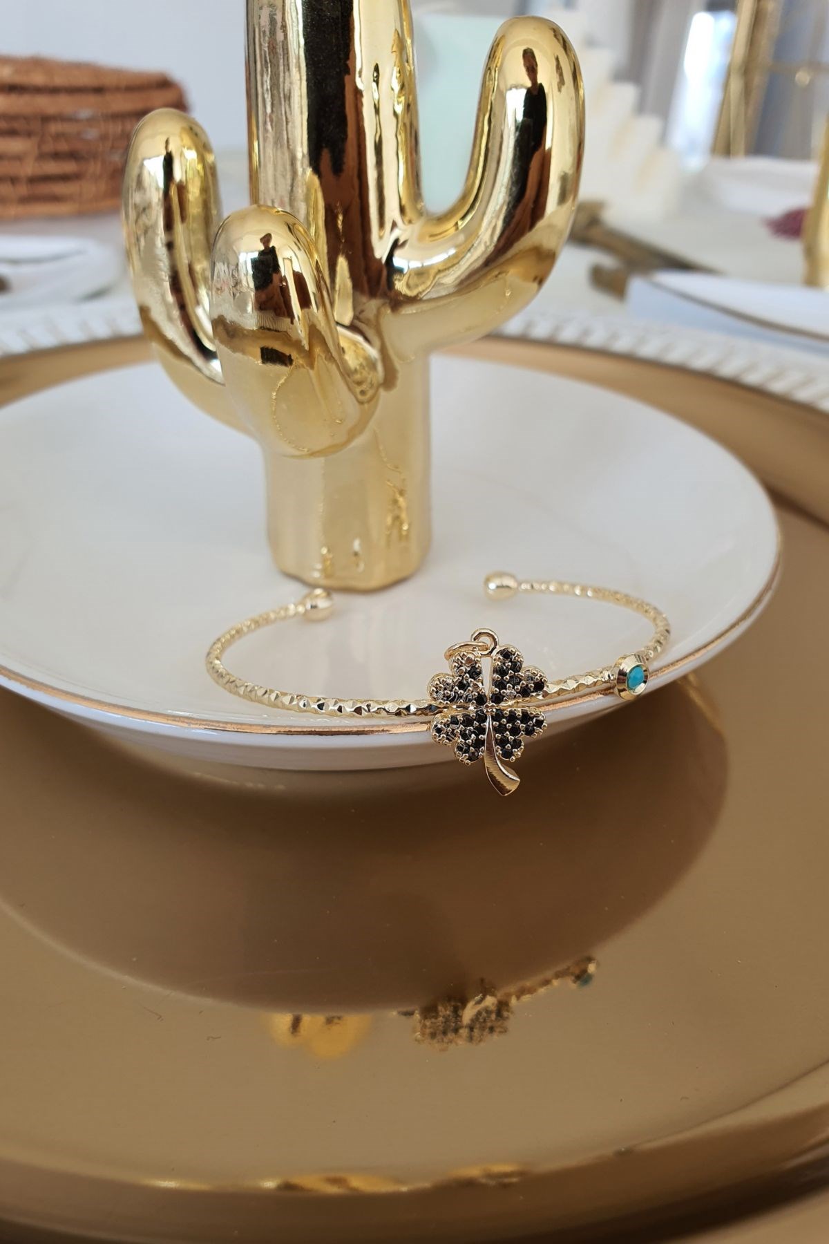 Siyah Zirkon Taşlı Damla Taş Sallantılı Altı Açık Yonca Kelepçe Gold