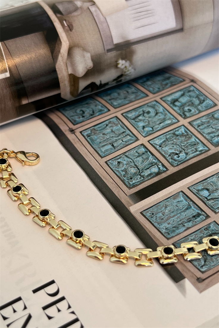 Siyah Zirkon Taşlı Kare Ezme Zincir Bileklik Gold