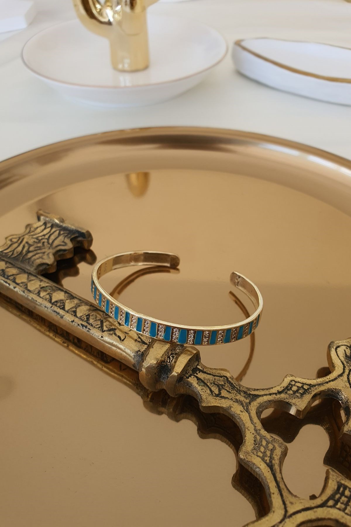 Turkuaz Zirkon Taşlı Şeritli Kelepçe Gold