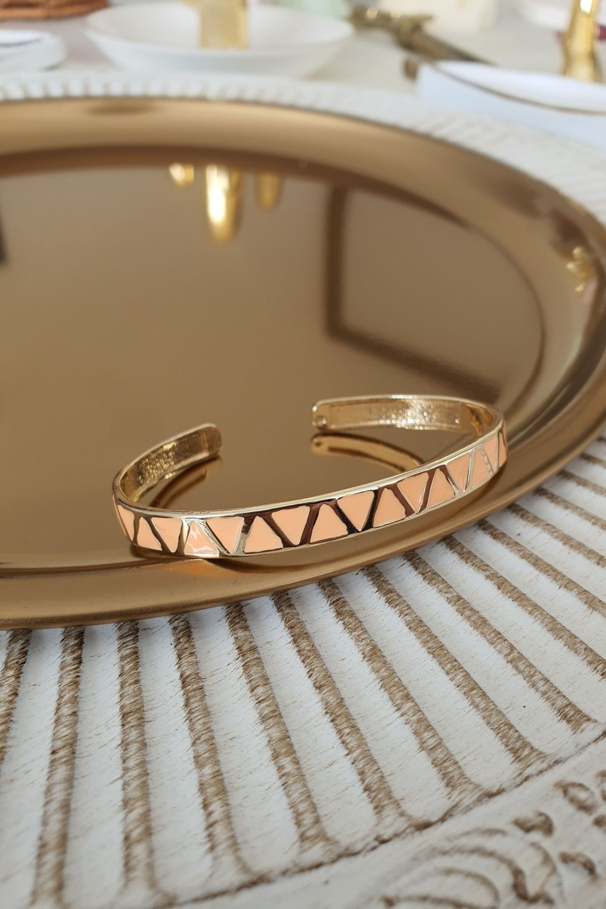 Turuncu Mineli Zigzag Model Altı Açık Kelepçe Gold