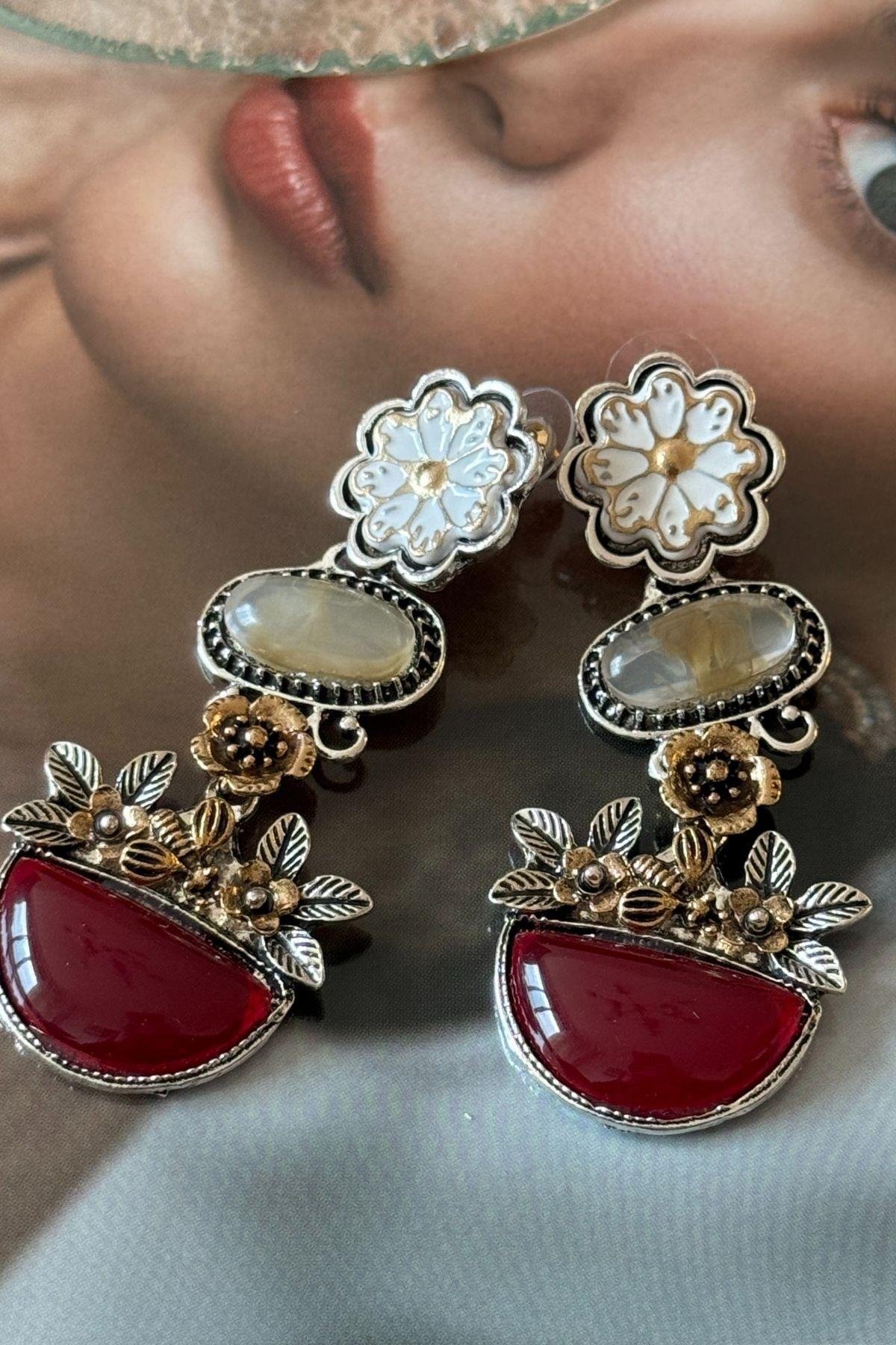 Vip Bordo Taşlı Çiçek Detaylı Küpe