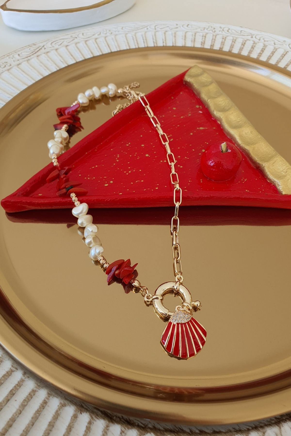 Yarısı Mercan Taşlı İstiridye Sallantılı Kolye Gold